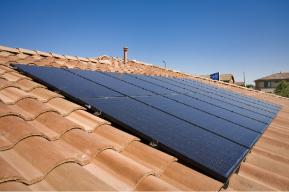 The One-Roof Mindset: Why the Best Solar and Roofing Contractors in Phoenix, AZ Plan Everything Together Large rooftop solar array overlooking the Phoenix desert landscape